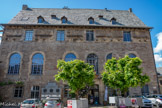 <center>Saint-Côme-d’Olt. </center>Le château des Castelnau de Bretenoux, héritiers de la baronnie de Calmont, abrite actuellement la mairie. Sur la façade, est érigé le mémorial de la famille des Castelnau, perpétuant le souvenir du Général de Castelnau, de ses frères et de leurs fils ou petits-fils morts pour la France lors des deux guerres mondiales. Ce mémorial de granit composé de trois médaillons de bronze sculptés par l'artiste parisien, Raoul Bernard, est destiné à perpétuer le souvenir des trois frères, Léonce, Clément et Edouard de Curières de Castelnau ainsi que celui de leurs six fils ou petit-fils, morts pour la France.