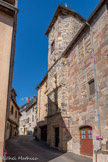 <center>Saint-Côme-d’Olt. </center>La maison Dufau. Cette vieille maison, autrefois avec un encorbellement rue du Terral, est surmontée d’un pigeonnier avec un toit pointu à 4 pentes.