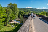 <center>Saint-Côme-d’Olt. </center>Le pont sur le Lot. Il a conservé ses piles en forme de becs du XVIe siècle. Le chemin entre Saint-Côme-d’Olt et Estaing est un des jalons exemplaires de ce que pouvait être, autrefois, l’itinéraire suivi par des pèlerins. Cinq autres portions de l’itinéraire du Puy-en-Velay, la via podiensis, dans le Lot, le Gers et les Pyrénées Atlantiques, illustrent la route suivie par les pèlerins durant le Moyen Âge. 71 ponts, édifices religieux ou hospitaliers, situés dans 13 régions, sont également inscrits depuis 1998 sur la Liste du patrimoine mondial au même titre.
Ils sont des jalons sur les routes empruntées par les jacquets.
Ils témoignent des aspects spirituels et matériels du pèlerinage durant le Moyen Âge.