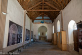 <center>Saint-Côme-d’Olt. </center>Longue de quatre travées, la nef du XIIe siècle, est très sobre, sans transept, se prolongeant par le chœur hémicirculaire moins large et moins haut que la nef dont le plafond est caréné.