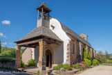 <center>Saint-Côme-d’Olt. </center>L'église Saint-Pierre de Boisse, Bouysse (de buxus : buis) ou chapelle des Pénitents. C’est le monument le plus ancien du village du Xlème siècle.  Son histoire témoigne de la vie saint-cômoise au cours des siècles passés. Située sur la route de Saint-Jacques de Compostelle, l'église a été construite pour servir d'infirmerie. Eglise paroissiale jusqu'à la construction d'une nouvelle église au centre du village en 1524. L'édifice est de style roman, surmonté par un clocher-mur (sans cloche) à l'aplomb de l'arc triomphal. Le portail s'ouvre à l'ouest, protégé par un porche du XVIe siècle que surmonte un petit beffroi avec une cloche. En mauvais état au 18e siècle, elle est confiée à une confrérie de pénitents blancs qui la restaure.