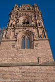 <center>La cathédrale Notre-Dame de Rodez</center>Le clocher est à la fois massif et élégant. Le bas de la tour est de plan carré, et au fur et à mesure que l'on monte dans les étages, la forme en devient plus élaborée, avec l'apparition de tourelles d'angle ; enfin, le sommet est bâti selon un plan octogonal, d'un grand raffinement. Les étages supérieurs sont ornés d'une véritable menuiserie de pierre. On y trouve des niches abritant des statues de saints, des balustrades, des arcs trilobés ou quadrilobés, des pinacles... Un véritable répertoire de l'art gothique !