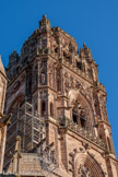 <center>La cathédrale Notre-Dame de Rodez</center>Le clocher vu de la place d’Estaing. Avril 1510, le clocher de la cathédrale est en flammes ! La tour, bâtie au XIVe siècle, est dévorée par un gigantesque incendie. La flèche est détruite, les cloches fondent…
Face à cette catastrophe qui frappe son diocèse, l’évêque François d’Estaing prend la décision de faire bâtir un nouveau clocher. Un clocher plus haut, plus beau que le précédent, un clocher digne de la cathédrale dont on achève alors la construction…
Le chantier débute en 1513. L’œuvre est confiée au maître-maçon Antoine Salvanh et réunit une centaine d’ouvriers.
Treize années plus tard, la construction est achevée ! Un impressionnant et délicat campanile, véritable dentelle de pierre, veille désormais sur Rodez.