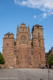 <center>La cathédrale Notre-Dame de Rodez</center>Haut-lieu des manifestations publiques et festives, la place d’Armes est le carrefour incontournable de Rodez. Point d’arrivée et de départ des boulevards ceinturant la vieillie cité, son histoire est intimement liée à l’évolution de la ville. Au XVIIIe siècle, malgré la volonté des consuls d’aménager cet espace qui accueille le nouveau chemin royal, la place demeure un vaste terrain vague. Au XIXe siècle, l’embellissement des boulevards par le préfet d’Estourmel accélère les velléités d’aménagement de la place. Elle devient un jardin public en 186l, et accueille le monument aux morts de la Première Guerre Mondiale, sculpté par Denys Puech, inauguré; le 28 juin 1925.