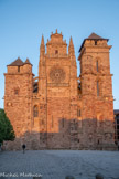 <center>La cathédrale Notre-Dame de Rodez</center>La façade principale de la cathédrale était autrefois comprise dans le rempart qui protégeait Rodez. La cathédrale participait à la défense de la ville, ce qui explique son aspect de forteresse et l’absence de portail sur sa façade ouest.