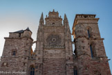 <center>La cathédrale Notre-Dame de Rodez</center>Façade à la romaine surplombant la façade occidentale attribuée à Guillaume Philandrier a et réalisée par Jean Salvanh avec les pinacles.