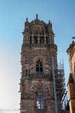 <center>La cathédrale Notre-Dame de Rodez</center>L’installation de François d’Estaing sur le siège épiscopal en 1504 ouvre une période faste pour la cathédrale avec : l’édification du clocher, véritable « menuiserie de pierres » réalisée par l’architecte Antoine Salvanh, et la création de l’impressionnante mise au tombeau commandée par le chanoine Gaillard Roux. Une statue de la Vierge s’élève au sommet du clocher. Elle est entourée de quatre personnages nommés « thuriféraires » (« qui portent un encensoir »).
Une inscription latine prend place au pied de la représentation de la Vierge : « Consummatum est 1526 », rappelant la fin de la construction de cette impressionnante tour.