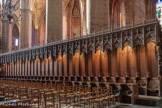 <center>La cathédrale Notre-Dame de Rodez</center>Les stalles richement sculptées et décorées, réalisées par l’atelier du maître sculpteur André Sulpice (Marvejols en Gévaudan), de 1478 à 1488. Des statues de saints sont notamment sculptées dans le bois. On admire ce travail incroyablement bien conservé. Près de quatre-vingt sièges ouvragés et alignés, répartis sur deux niveaux, séparés de hauts
accoudoirs et surmontés de dais architecturés, traduisent l’importance du lieu
destiné à l’évêque et à son chapitre. Les chanoines s’y « installaient » littéralement :
ils prenaient place dans les stalles pour les offices.