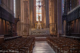 <center>La cathédrale Notre-Dame de Rodez</center>À l’autre extrémité près du maître-autel, la stalle épiscopale appelée cathèdre se distingue par son ornementation et sa très haute flèche surmontée d’un ange.  La Vierge sculptée dans les années 1370,  exposée sur l’autel majeur paraît étonnamment humaine et fragile. Elle regarde l’Enfant assis sur son bras avec une infinie tendresse. L’Enfant lui-même est représenté dans une attitude très naturelle : il caresse la joue de sa mère et semble jouer innocemment avec un oiseau parfois identifié comme un chardonneret, évocation de la Passion du Christ.