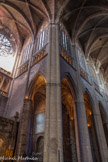 <center>La cathédrale Notre-Dame de Rodez</center>L’ensemble est surmonté d’une galerie éclairée qui ceinture le haut de la cathédrale, appelée le triforium. Fermé au public, ce couloir se situe au même niveau que les « planètes » extérieures, les terrasses.