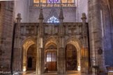 <center>La cathédrale Notre-Dame de Rodez</center>Dans les églises et cathédrales où la présence d'un clergé assujetti à des offices particuliers, rendait nécessaire une séparation entre le chœur et la nef réservés aux fidèles, la clôture prit la forma d'un portique du haut duquel les lectures étaient faites. A Rodez, c’est entre 1468 à 1478 que fut sculpté la jubé, sous l'épiscopat de Bertrand de Chalançon dont il porte le blason. On l'attribue aux maîtres Thibaut Sonier, Guillaume Desfosses et Pierre Viguier, sculpteurs du portail Sud. Sa partie
basse est composée de trois arcades qui abritaient une porte centrale et deux autels
latéraux vers la nef.
Il était orné de 38 statues et d'un grand christ. On sait que las jubés furent décriés par la Concile de Trente (1834 -1549), ce qui amènera la disparition d'une centaine d'entre eux. Le jubé de Rodez a été dépouillé de sa statuaire pendant la révolution.