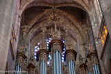 <center>La cathédrale Notre-Dame de Rodez</center>Seules les armoiries de l’évêque Bemadin de Comeilhan (1614-1645) et du Chapitre de Rodez, situées tout en haut des grandes tourelles, portent les traces d'une polychromie aux couleurs vives, vert et rouge, qui n'a jamais couvert tout l'ensemble.