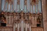 <center>La cathédrale Notre-Dame de Rodez</center>Impressionnant par ses dimensions (plus de 20 m de hauteur), et par la richesse de son ornementation, le buffet du grand orgue est l’oeuvre des ébénistes Raymond Gusmond, de Périgueux, et Germain Cayron, de Rodez. Ses boiseries sculptées de 1628 à 1631 ont retrouvé, lors de la restauration de 1986, leur teinte claire et dorée d’origine, celle du noyer naturel ciré dans lequel elles sont entièrement fabriquées. Des statues couronnent les tourelles : la Vierge-Mère au centre, entourée des évêques St-Martial et St-Amans, évangélisateurs et patrons du diocèse. L'archaïsme du vêtement de la Vierge et le style gothique des pinacles à crochets qui surmontent les triangles indiquent des remplois de l'orgue précédent, probablement construit au XVIème siècle.