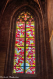 <center>La cathédrale Notre-Dame de Rodez</center>Chapelle Saint Michel. Cette baie concerne la série des sacrements : trois sacrements principaux, le baptême, la confirmation et l’eucharistie ainsi que le sacrement des malades, la pénitence et le mariage, l’ensemble devant se situer sous la représentation du Christ. L’artiste propose de représenter les sacrements par le langage des signes. L’ensemble est irrigué par le sang du Christ, symbolisé par la représentation de la structure sanguine. Les sacrements de l'Eglise irriguent l’humanité qui les reçoit. Ces 7 sacrements de l’Eglise sont signifiés par le positionnement de la main du ministre de l’Eglise.
Par exemple, une main qui verse de l’eau sur la tête signifie le baptême... des mains autour d’un pain évoquent l’Eucharistie.