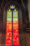 <center>La cathédrale Notre-Dame de Rodez</center>Chapelle N. Dame des Grâces. Présentée par l’artiste pour le concours, cette baie devait être à l’origine consacrée à l’enfance de Jésus.
Etant donné l’évolution de la commande et afin de rester cohérent avec l’ensemble, le thème initial de l’Enfance du Christ et de la Sainte Famille a été abandonné au profit de la Résurrection et de l’Incarnation. La puissance de l'amour, de la lumière (le rouge) entaché de grisailles (les ténèbres), signifie ce combat des ténèbres et de la lumière qui cohabitent en ce monde.
Peu à peu le rouge s’éclaircit et le blanc apparaît, et notre regard est attiré par la puissance éblouissante de la lumière. Longue montée qui conduit jusqu'au-delà de nous-mêmes.