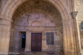 <center>La cathédrale Notre-Dame de Rodez</center>L'entrée monumentale de la sacristie. es archivoltes et l’ébrasement de l’arc sont
ornés de fines sculptures issues du répertoire décoratif antiquisant : guirlandes, feuillages, arabesques…