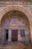 <center>La cathédrale Notre-Dame de Rodez</center>L'entrée monumentale de la sacristie située dans une
chapelle du chevet au nord,  commandée par Georges d’Armagnac vers 1530. Au-desu, euf niches sont surmontées de coquilles et séparées par des
pilastres. Le garde-corps crénelé de la tribune, portée par une voûte à caissons, est décoré d’une horloge à gauche, des armoiries de Georges d’Armagnac et du
chapitre au centre, et à droite du monogramme du Christ IHS martelé au centre d’un soleil.