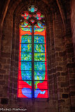 <center>La cathédrale Notre-Dame de Rodez</center>La terre. Le thème choisi concerne la représentation de l'arbre de Jessé illustrant la généalogie du Christ Stéphane Belzère a répondu strictement à la commande, évoquant le sommeil, le rêve.
Le ton général de la baie est rouge et vert et il évoque la terre.
Le songe de Booz au livre de Ruth
La généalogie de Jésus : de la terre au ciel « la terre ».
Dieu, situé au plus haut du vitrail, est créateur de l’homme et de la femme.
Et de là découle toute la généalogie de Jésus qui laissera apparaître Marie et Joseph presque à nos pieds.
Autant le personnage de Booz est bien dessiné, autant dans la grande bulle, image d’un chêne vert, les « images » sont floues ; il s’agit d’un songe.
« Et ce songe était tel, que Booz vit un chêne Qui sortit de son ventre