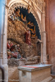 <center>La cathédrale Notre-Dame de Rodez</center>Retable du Christ au Jardin des Oliviers. La composition sculptée prend place dans une profonde niche surmontée d’un arc souligné par une accolade entre deux pinacles. Au-dessus de
l’arc, une longue arcature flamboyante très ouvragée. Dans un paysage de rocaille, les apôtres Jacques, Pierre et Jean endormis occupent le premier plan de la composition. Au-dessus, le Christ est agenouillé en position
de prière, les mains jointes, le regard dirigé vers Dieu le Père qui lui apparaît dans le ciel, entouré d’anges qui portent les instruments de la Passion à venir. Le blason fleurdelisé porté par l’ange au centre de l’arc évoquerait Hélion Jouffroy qui pourrait être le commanditaire de l’œuvre, neveu de l’évêque d’Albi et chantre
de la cathédrale de Rodez de 1470 à 1515. Personnage érudit, il contribua à la fondation de deux couvents de Rodez au début du XVIe siècle : les Chartreux et les
Annonciades