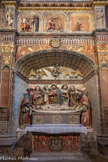 <center>La cathédrale Notre-Dame de Rodez</center>Dans la chapelle du Saint-Sépulcre, la troisième chapelle sud de la nef, côté sud, on trouve un ensemble sculpté représentant une mise au tombeau, sculpté en pierre polychrome, offerte par le chanoine Galhard Roux, en 1523. Le retable et l’autel sont en pierre polychrome. On remarque qu’ils sont à plusieurs reprises marqués des initiales et des armoiries du fondateur. Malgré la faible profondeur du retable, les lignes fuyantes de l’ébrasement et de la
voûte de la niche donnent une illusion de perspective importante qui dramatise la scène, effet renforcé par les poses et expressions très marquées des personnages.