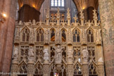 <center>La cathédrale Notre-Dame de Rodez</center>Chapelle du Saint-Sépulcre. La clôture flamboyante qui la ferme
paraît avoir d’abord été destinée au chœur. Du côté de la chapelle, elle conserve quatre statuettes de sibylles, prophétesses de l’Antiquité dans les oracles desquelles l’Église médiévale a vu des annonces de la venue du Christ et de sa Passion. Elles prennent place autour d’un Christ de l’Ecce Homo, formule prononcée par Ponce Pilate lorsqu’il le présenta à la foule couronné d’épines et vêtu du manteau pourpre impérial en proclamant « voici l’homme » pour le tourner en dérision.