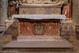 <center>La cathédrale Notre-Dame de Rodez</center>Chapelle du Saint-Sépulcre. On remarque qu’à plusieurs reprises  les initiales (G.R) et les armoiries (des roses et trois étoiles) du fondateur sont gravées.