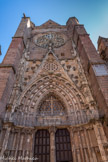 <center>La cathédrale Notre-Dame de Rodez</center>Sous l'épiscopat de Guillaume de la Tour d'Oliergues (1430-1457) est élevé le portail sud. Une importante commande est passée en 1448 au célèbre sculpteur et architecte lyonnais Jacques Morel. Mais celui-ci, malgré son engagement de demeurer à Rodez quatre mois par an durant les huit années prévues pour les travaux, est retenu ailleurs, notamment pour la réalisation des gisants de Charles 1er duc de Bourbon et d’Agnès de Bourgogne, son œuvre la plus fameuse. Le programme du portail est ambitieux : une centaine de sculptures était prévue en plus des groupes formant les scènes historiées. En 1456, le chantier n’est toujours pas achevé, un autre maître d’œuvre est recruté et les travaux durent
encore plusieurs années. La composition de la façade prend ici l’aspect d’un vaste retable. Elle exercera une influence durable sur l’architecture flamboyante
rouergate, sensible par exemple à l’église Saint-Jean d’Espalion.