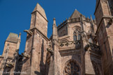 <center>La cathédrale Notre-Dame de Rodez</center>Rythmé par de puissants contreforts et hérissé de gargouilles, le chevet de la cathédrale se dévoile depuis la petite place d’Estaing. En levant les yeux, on peut apercevoir les arcs-boutants, caractéristiques de l’architecture gothique, qui s’étirent sur les « planètes » (toits-terrasses).