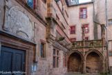 <center>La maison de Benoit</center>Au pied du chevet de la cathédrale Notre-Dame de Rodez, il y a la petite place d’Estaing. Dans l’angle de cette place ruthénoise, un passage voûté permet d'accèder à la cour intérieure de la maison de Benoit.