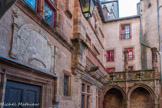 <center>La maison de Benoit</center>Cet ancien hôtel a été construit au 16e siècle pour le chanoine Jean Pouget, proche de l’évêque François d’Estaing. A l’époque, d’importants travaux ont été entrepris pour regrouper cet ensemble d’habitations jusqu’alors juxtaposées. Le style gothique flamboyant de la maison est reconnaissable à plusieurs reprises : • le passage voûté d’accès à la cour,
• des gargouilles gothiques,
• des fenêtres à croisées moulurées.