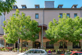 <center>Le Café Broussy </center>Fréquenté par le poète Antonin Artaud lors de son séjour à Rodez, à l’asile psychiatrique de Paraire,  le Café Broussy au style Art déco se trouve au bout de l’avenue Victor-Hugo, au bord de la place d’Armes.  A la terrasse extérieure on peut voir une céramique aux dessins géométriques élégants. On se demande ce qu’est inscrit au-dessus de la porte d’entrée : on distingue un lettrage sur fond doré. Il s’agit, en fait, du monogramme de Paul Broussy, fondateur du lieu en 1891.