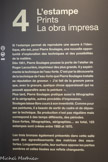 <center>Le musée Soulages.</center>L’estampe
Si l'estampe permet de reproduire une œuvre à l’identique, elle est, pour Pierre Soulages, une nouvelle opportunité d’exploration des techniques et des possibilités de la matière.
Dès 1951, Pierre Soulages pousse la porte de l’atelier de Roger Lacourière, imprimeur des plus grands. Il y expérimente la technique de l’eau-forte. C’est par la découverte de la technique de l’eau-forte que Pierre Soulages installe sa réputation de graveur. « J’ai fait de la gravure parce que, avec la gravure, quelque chose apparaissait qui ne pouvait apparaître avec la peinture ».
Plus tard, Pierre Soulages pratique aussi la lithographie et la sérigraphie, autres procédés d’impression.
Soulages laisse libre cours à son inventivité. Comme pour ses peintures, il a besoin de sortir du cadre et de dépasser la technique. Sa production n’est pas régulière mais correspond à des temps différents, des périodes. Eaux-fortes, lithographies, sérigraphies... au total, 123 estampes sont créées entre 1950 et 1970.
Les trois bronzes également présentés dans cette salle «ont des agrandissements des matrices des eaux- fortes. Longuem