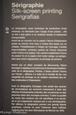 <center>Le musée Soulages.</center>La sérigraphie, autre technique de production d’une estampe, ne nécessite pas l’usage d’une presse ; elle se fait à plat grâce à un matériel simple et facilement transportable.
Avant de se coucher sur le papier, l’encre d’impression passe au travers d’un tissu à trame fine tendu sur un châssis. Préalablement à l’étape de l’encrage, l’artiste imperméabilise certaines parties de l’écran interposé entre l’encre et le papier. Ces caches empêchent l’encre de passer là où le papier doit rester vierge. La sérigraphie peut ainsi s’apparenter au principe du pochoir.
Animé par un désir constant de découverte, Pierre Soulages s’applique à transformer la technique traditionnelle de la sérigraphie. Parfois, il laisse sécher l’encre sur l’écran ; ailleurs, il y mêle de la limaille de fer. Les inégalités de séchage ou de matière entraînent des effets inattendus à l’impression.
Avec la sérigraphie, Soulages crée plutôt des œuvres de circonstance qui serviront notamment à faire des affiches d’événements culturels, des couvertures ou des planches dans des ouvrages précieux. Il aime la qualité du rendu des couleurs qui est spécifique à ce procédé et qui s’apparente quelque peu à une photographie. Par ailleurs, la sérigraphie permet une grande liberté graphique, comme on peut l’observer dans l’affiche réalisée pour les Jeux Olympiques de Munich de 1972.