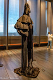 <center>Le musée Soulages.</center>Jeanne Vicerial, Présence 3 (totem), 2021. Cordes, fils tricotissés, travail à la main 280 x 100 x 100 cm. Courtesy of the artist and Templon – Parsi, Brussels, New York.