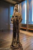 <center>Le musée Soulages.</center>Jeanne Vicerial, Présence 3 (totem), 2021. Cordes, fils tricotissés, travail à la main 280 x 100 x 100 cm. Courtesy of the artist and Templon – Parsi, Brussels, New York.