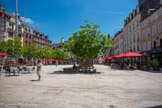 <center>La place de la Cité</center>La Place de la Cité est le cœur historique de Rodez, surtout du Rodez qui était sous le pouvoir de l'évêque. D'ailleurs, aujourd'hui c'est la statue d'un prélat qui orne le centre de cette place qui, à l'époque médiévale, était beaucoup plus resserrée avec, en son centre, le bâtiment du juge ecclésiastique. C'est sur cette place, nettoyée pour l'occasion, qu'on reçut, en 1533, François 1er. La statue est celle de Mgr Affre, archevêque de Paris en 1840, mort, le 25 juin 1848, alors que brandissant un rameau d’olivier sur les barricades dressées à l’occasion des insurrections ouvrières secouant la capitale, il fut atteint d’une balle.