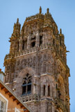 <center>Le clocher de la cathédrale </center>De nombreuses statues ornent le clocher de la cathédrale : parmi celles-ci, on peut remarquer une scène d’Annonciation, les représentations des apôtres ou encore l’évocation des premiers évêques de Rodez tels que saint Amans. Une statue de la Vierge s’élève au sommet du clocher. Elle est entourée de quatre personnages nommés « thuriféraires » (« qui portent un encensoir »).
Une inscription latine prend place au pied de la représentation de la Vierge : « Consummatum est 1526 », rappelant la fin de la construction de cette impressionnante tour.