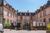 <center>Rodez</center>L'hôtel de préfecture de l'Aveyron. Cet hôtel particulier a été bâti dans la première moitié du XVIIIe siècle par François Le Normant d'Ayssènes, conseiller du roi et son receveur dans l'élection de Rodez. Il a été acheté vers 1823 par le département à Amans-Joseph-Henri de Séguret qui souhaitait y installer la préfecture qui se trouvait alors à l'évêché. Il abrite les services de la préfecture depuis 1825. Le bâtiment ouvre sur une cour d'honneur. La façade présente une entrée sous véranda. Les deux ailes en retour, sur chaque côté, présentent le même rythme d'ouvertures que la façade principale. La cour d'honneur se ferme par une grande grille.