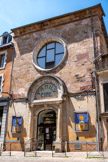 <center>Rodez</center>Le premier cinéma de Rodez,
le Family-Ciné, a été créé sous
les voûtes de la chapelle de
l’ancien couvent Notre-Dame
en 1922. La façade sur la place
de la Préfecture se parera plus
tard de mosaïques, notamment
le tympan recouvert de
l’enseigne colorée et abrité par
une marquise.  Sous la rose de la façade, la porte conserve ses colonnes surmontées de volutes ioniques et l’arc de cercle abritant le tympan autrefois sculpté. 
Les sœurs de Notre-Dame s’installent à Rodez en 1626, dans
une maison des comtes de Sévérac et y ouvrent une école.
Prospère, le couvent se développe avec des corps de logis
supplémentaires, un jardin et une église. Dès 1792, les sœurs
doivent abandonner le couvent. La chapelle sert par la suite de
salle de spectacles et de réunion pour la Société populaire de
Rodez. Les soeurs réintègrent les bâtiments en 1818 jusqu’en
1904.