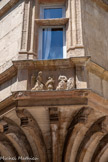 <center>Rodez</center>La maison d'Armagnac. Relief de l'Annonciation à l'angle de la rue d'Armagnac et la place de l'Olmet. Sur la base du dosseret à gauche : figure faisant une grimace.