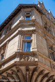 <center>Rodez</center>La maison d'Armagnac. L'angle des deux façades forme une étroite travée composée de fenêtres à demi-croisées superposées à un bas-relief.