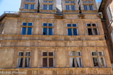 <center>Rodez</center>La maison d'Armagnac.es façades sont organisées comme des « grilles architecturales » dont les corniches, substituées
aux cordons d'appui, forment les lignes horizontales. Les fins éléments perpendiculaires : dosserets sur les pleins de travées, pilastres flanquant les fenêtres à croisées et
surtout les lucarnes, du côté de la place de l'Olmet, confèrent à l'ensemble un fort accent vertical
.