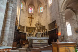 <center>Eglise Saint-Amans</center>Le plan reprend sans doute celui de l'église romane. Un narthex placé sous le clocher donne accès à la nef. Transept et chœur avec abside à cinq pans, isolée du déambulatoire par un mur sans ouverture. Ce déambulatoire dessert trois chapelles au chevet, une au sud-est et trois près du transept nord. Les piliers de la nef ont dû être montés sur leur ancien emplacement.