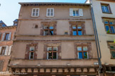 <center>Place du Bourg</center>Au début du XVIe siècle, Rodez fut marquée par l'évêque François d'Estaing (issu d'une des plus célèbres familles du Rouergue). Il termina les travaux de construction de la cathédrale Notre-Dame de Rodez.Cette rivalité entre les deux pouvoirs a quelque peu desservi le développement de la cité ruthénoise. Malgré les témoignages que sont ses nombreux chefs-d'œuvre gothiques réalisés du XIIIe au XVIe siècle, la ville n'a pas vraiment connu de longues périodes de prospérité. En 1589, Henri IV, comte de Rodez, attache la destinée du comté de Rodez à la Couronne. L'histoire de Rodez se calque alors sur celle de la France. Au long des XVIIe et XVIIIe siècles, Rodez devient une cité marchande prospère. La Révolution ôtera à Villefranche-de-Rouergue, la vieille rivale de Rodez, son rôle de capitale administrative au profit de Rodez, qui devient préfecture et chef-lieu de district du nouveau département de l'Aveyron en raison de sa position centrale.