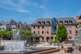 <center>Place de la mairie</center>La galerie Sainte-Catherine. L’ancien couvent des jacobins, quant à lui, avait été transformé en caserne, dite Sainte-Catherine, en 1844 après la démolition d’une partie des bâtiments conventuels et de l’église. Au milieu du XXe siècle, les archives départementales, l’école Gally et la bibliothèque municipale sont abritées dans deux ailes de l’ancienne caserne Aujourd'ui, les missions de la Galerie Sainte-Catherinepeuvent être résumées en trois axes principaux : soutien, diffusion et médiation. A ce titre, pour faciliter l’accès des publics à l’art contemporain, la Délégation aux arts visuels met en œuvre des actions de sensibilisation telles que des rencontres artistiques à l’attention du grand public ainsi que des visites commentées et ateliers de pratique artistique à destination des scolaires.