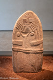 <center>Le musée Fenaille </center>Les statues-menhirs. Selon leur sexe, les statues-menhirs portent des attributs différents. Les figures féminines ont des seins en forme de boutons, des colliers à plusieurs rangs autour du cou et des cheveux tirés en arrière par une queue de cheval. Vers 3 300 - 2 200 avant notre ère, grès rose. Saint-Sernin-sur-Rance.