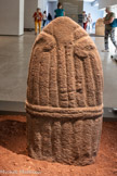 <center>Le musée Fenaille </center>Les statues-menhirs. Face arrière. Les bras sont prolongés dans le dos par des épaules en forme de crosse.