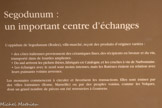 <center>Le musée Fenaille </center>Segodunum : un important centre d’échanges.
L’oppidum de Segodunum (Rodez), ville-marché, reçoit des produits d’origines variées :
- des côtes italiennes proviennent des céramiques fines, des récipients en bronze et du vin, transporté dans de lourdes amphores.
- Du sud arrivent les pichets ibères, fabriqués en Catalogne, et les cruches à vin de Narbonnaise.
- Les échanges avec le nord sont moins intenses, mais les Ruthènes étaient en relation avec leurs puissants voisins arvernes.
Les monnaies commencent à circuler et favorisent les transactions. Elles sont émises par des villes lointaines (Rome, Marseille) ou par des peuples voisins, comme les Volques, dont un grand nombre de pièces ont été retrouvées à Goutrens.