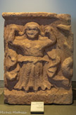 <center>Le musée Fenaille </center>Vénus dansant (fragment de base sculptée) gallo-romain, grès, provenant de Rodez (place de l'Olmet)