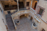 <center>Le musée Fenaille </center>Dans la cour intérieure, le premier étage est porté par une voûte à arc surbaissé. On y accède par un escalier à volée droite, bordé d’une frise sculptée de roses et de ronces. Le plafond est soutenu par des colonnes balustres terminées par des chapiteaux composites sur lesquels figurent des têtes d’homme ou de cochon.